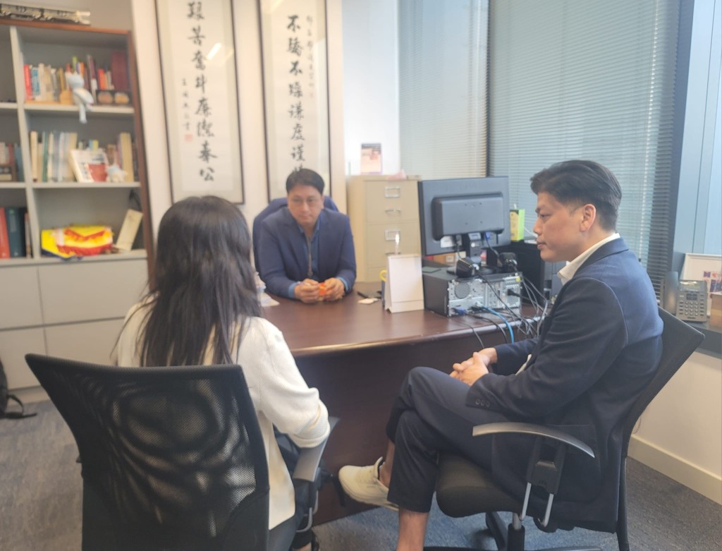 立法会议员邓家彪与关注团体香港关怀力量到屯门医院探访小雪儿。香港关怀力量FB图片