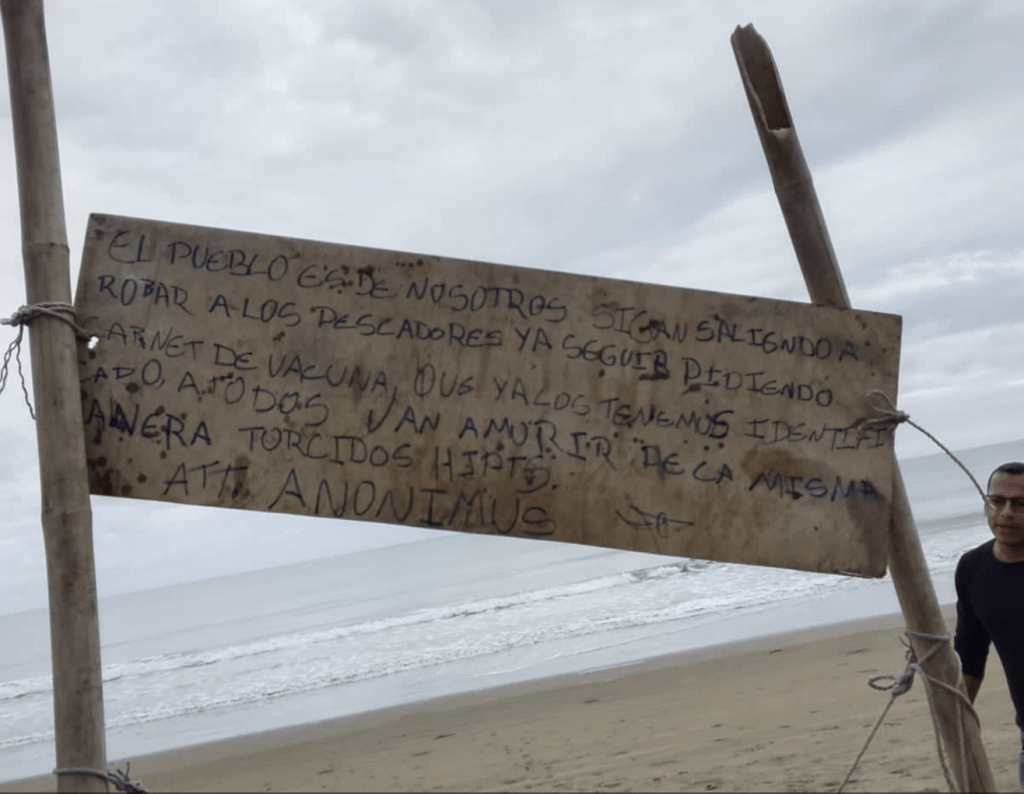 人頭旁還留有一塊警告字句的木板，矛頭直指針對當地漁民強索保護費的黑幫組織。X@NoticieroSLV 
