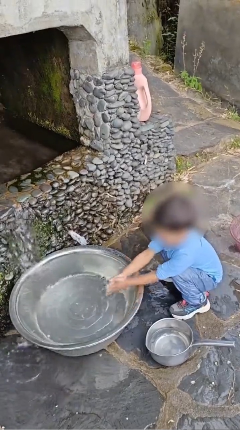 雲南「野孩子」平平已習慣穿衣服。