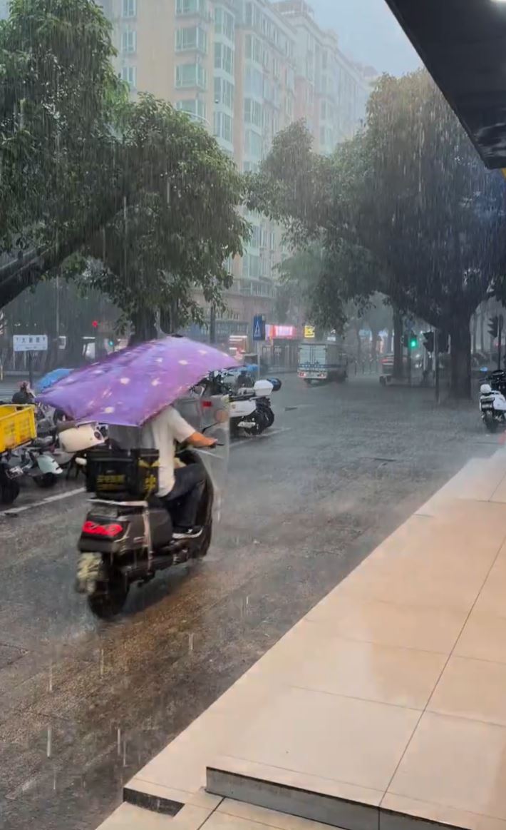 深圳已发暴雨黄色预警，预料2-3小时雨量可达50毫米。小红书＠建平村男孩