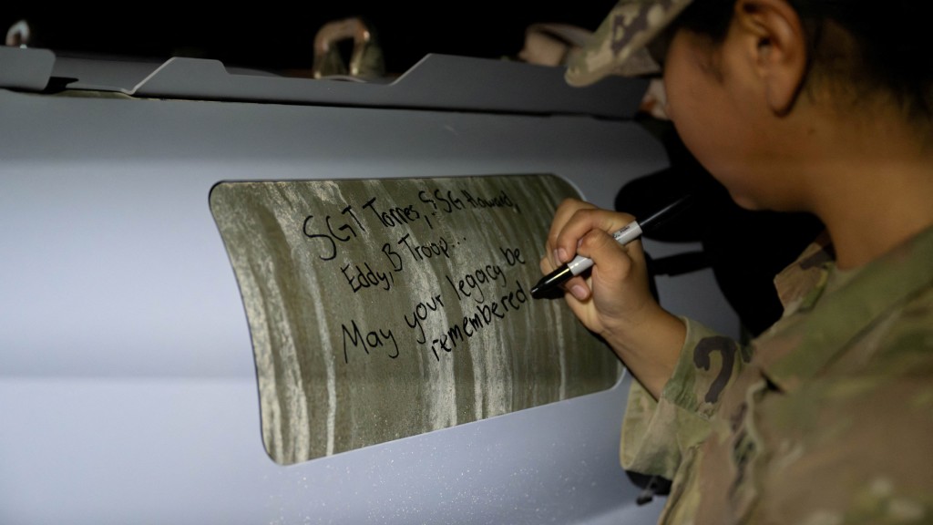 美军空袭叙利亚境内伊斯兰国目标，士兵在GBU-31型炸弹系统上签名。 路透社