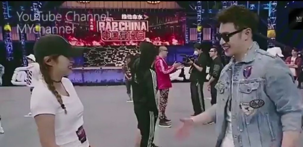 2017年參加《中國有嘻哈》時被編同潘瑋柏一組，故只係遠遠見過另一星級導師吳亦凡。