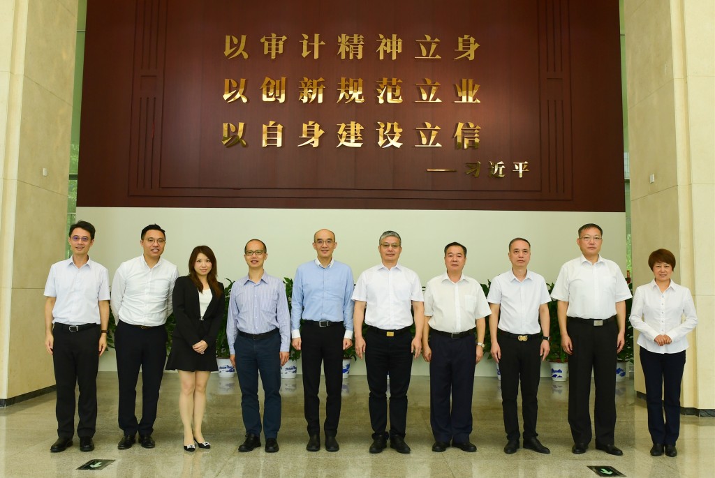 审计署代表团与广东省审计厅官员会面。