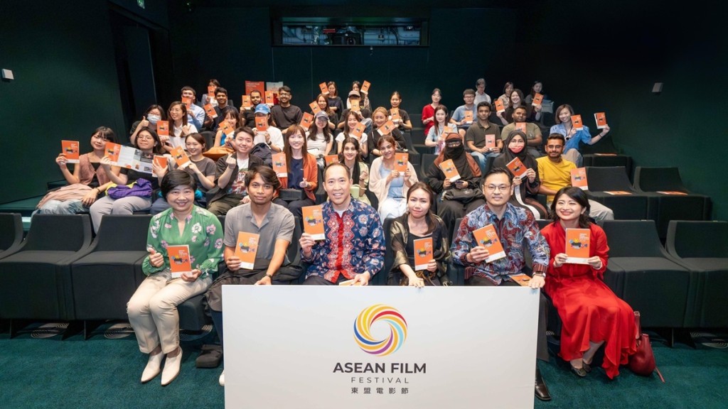 出席《白樓》特別放映會的嘉賓包括該片導演寧卡維(左二)、香港-東盟協會主席黃永光(左三)、柬埔寨駐港副領事彭蒂妲(右三)、香港-東盟協會總幹事謝昭暉右二)、香港歷史文物保育建設助理可持續發展總經理郭鎧怡(右一)、信和集團集團企業市務及傳訊部總經理李玲鳳(左一)