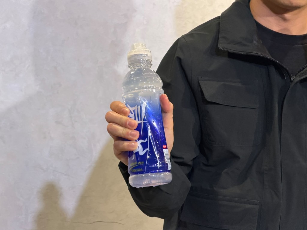 警方指饮品包装有易撕线设计。曾志恒摄 警方指饮品包装有易撕线设计。曾志恒摄