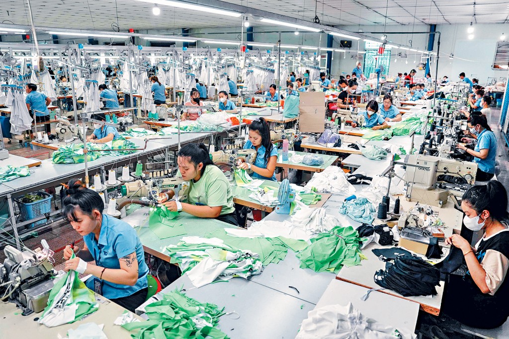 越南胡志明市一間製衣廠的工人在縫織成衣。