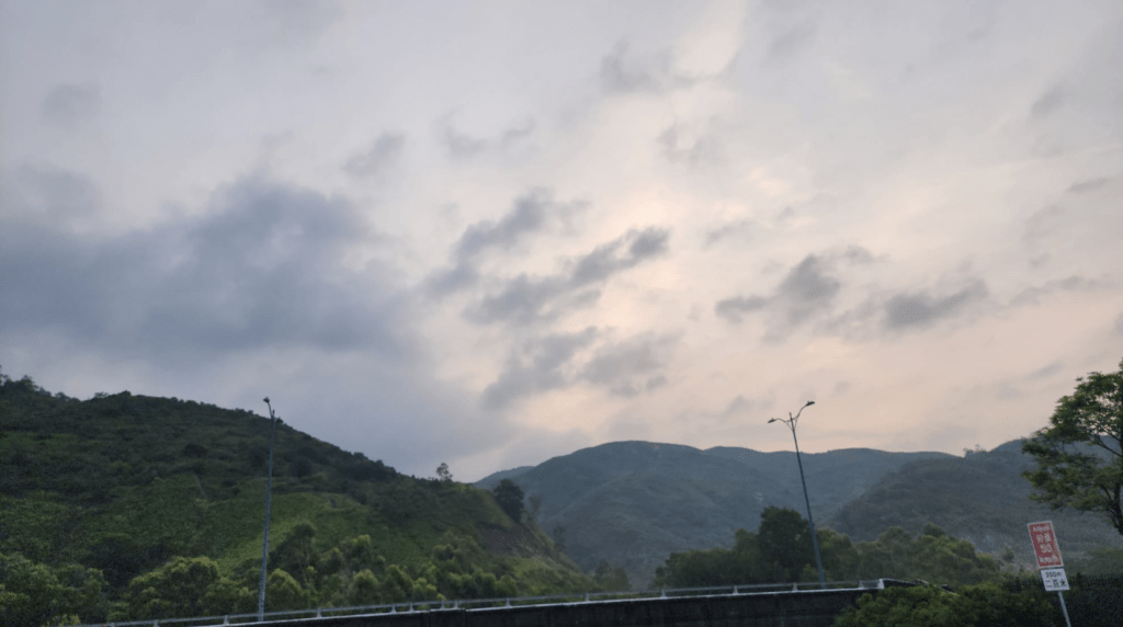 本港地區今日大致多雲,間中有驟雨及幾陣雷暴,早上部分地區雨勢較大。黎志偉攝 本港地區今日大致多雲,間中有驟雨及幾陣雷暴,早上部分地區雨勢較大。黎志偉攝