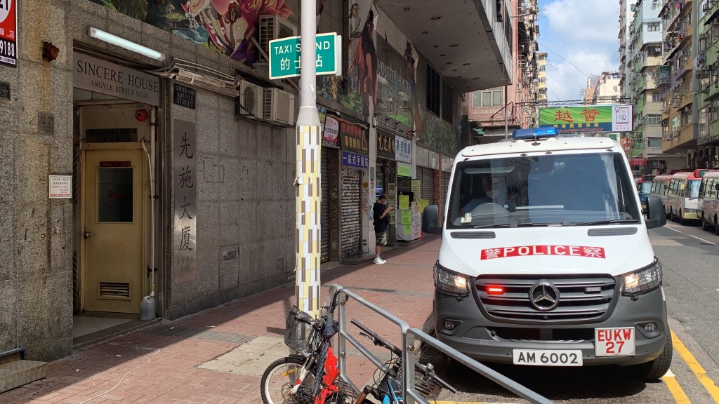 青年梯間上吊亡,警員到場調查。劉漢權攝