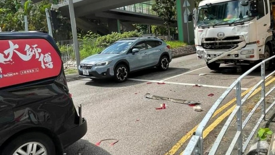 客貨車車尾損毀。網上圖片