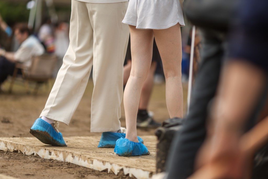 入場市民以膠袋保護鞋子。 入場市民以膠袋保護鞋子。