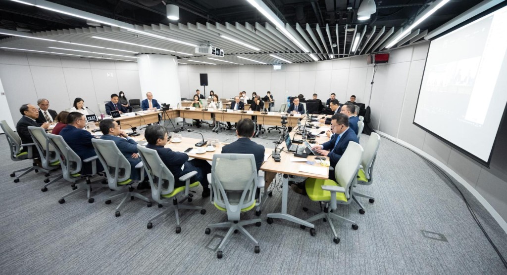 特首政策組專家組是一個諮詢組織,由來自商業和金融界別、專業人士、智庫及學術界等不同背景的人士組成,就各項議題向特首政策組提供專業意見和嶄新構思。 特首政策組專家組是一個諮詢組織,由來自商業和金融界別、專業人士、智庫及學術界等不同背景的人士組成,就各項議題向特首政策組提供專業意見和嶄新構思。