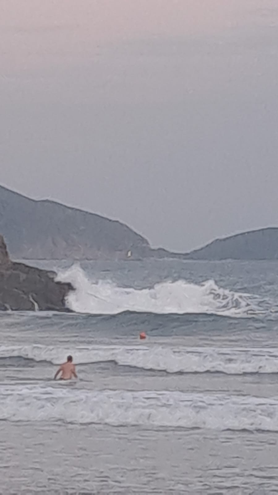 今日風勢強勁，而且湧起白頭浪。港九拯溺員工會提供