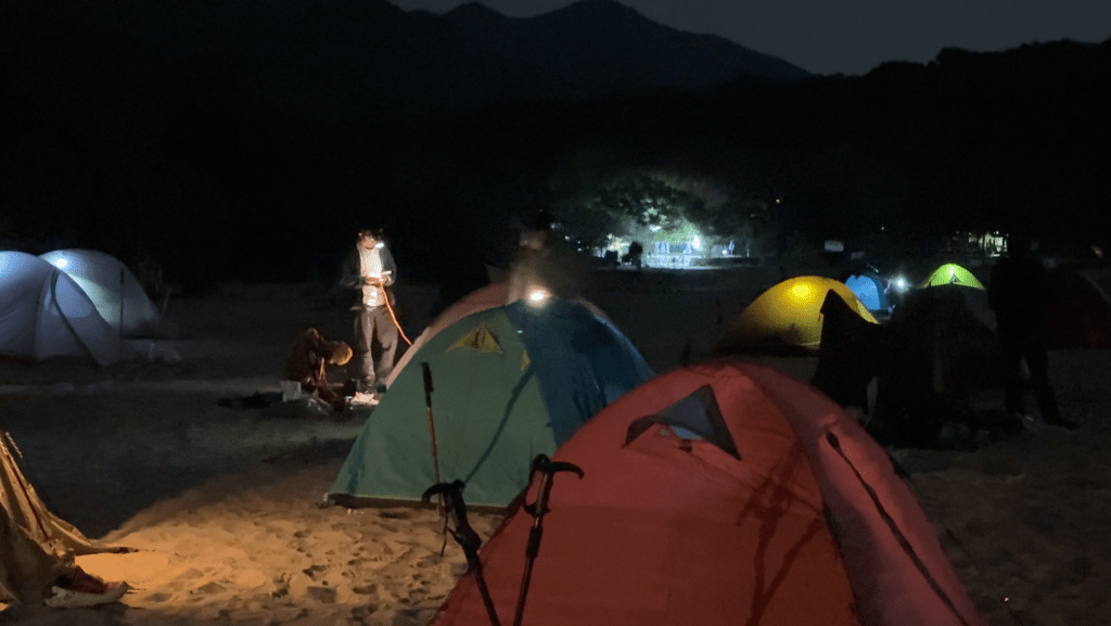 他形容情況令人擔憂，認為鹹田灣營地難以承受過量的露營客。YouTube頻道《全職路人》提供