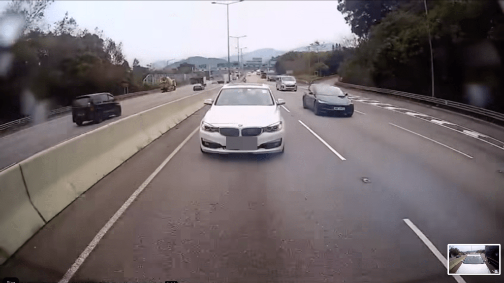 意外後寶馬停在快線上。FB 車cam L(香港群組)片段截圖 意外後寶馬停在快線上。FB 車cam L(香港群組)片段截圖