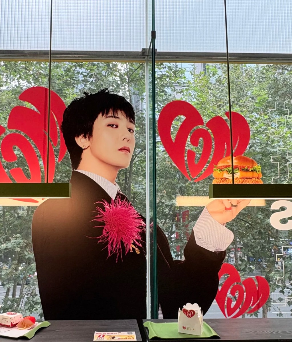 G-DRAGON权志龙大型广告亮相内地主城商圈。 小红书