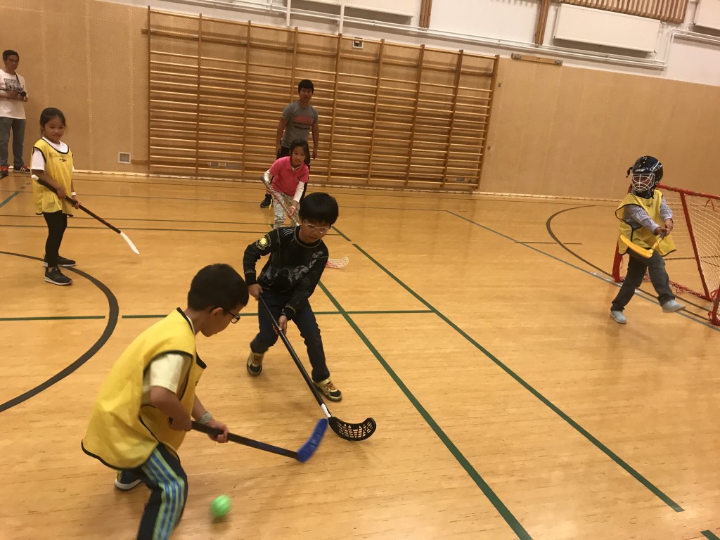 十架學生於二○一八年前往芬蘭,首次體驗軟式曲棍球。 十架學生於二○一八年前往芬蘭,首次體驗軟式曲棍球。