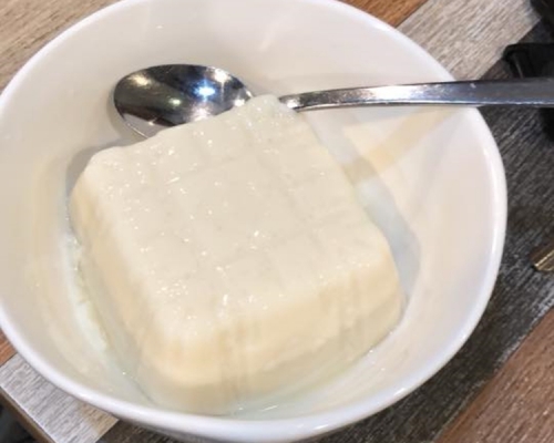 網友指，在旺角糖水店裏吃了一份34元的百福豆腐花。 網上圖片