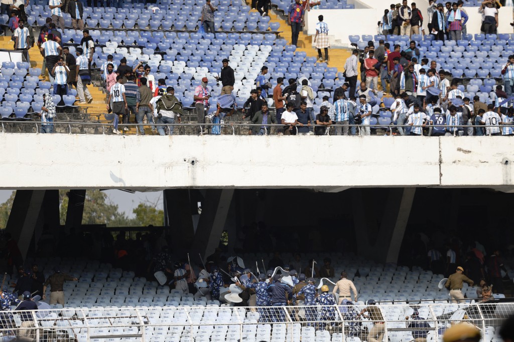 美斯印度行釀騷亂，8萬球迷無法看見怒毀球場喊「回水」。 路透社