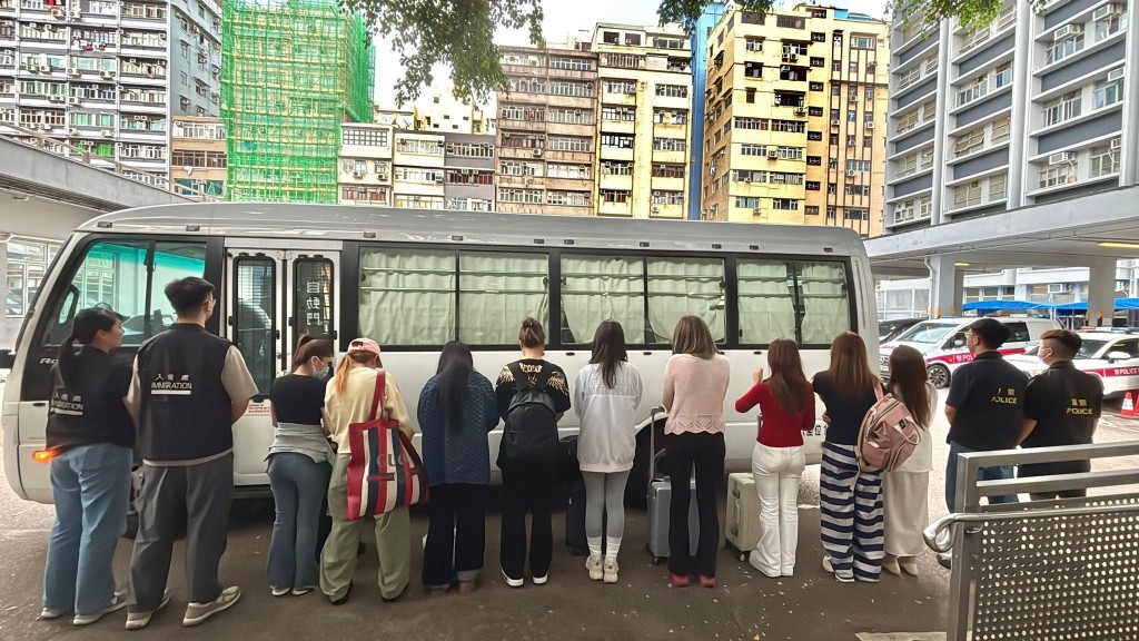 行動中，警方聯同入境處共拘捕17人。警方提供