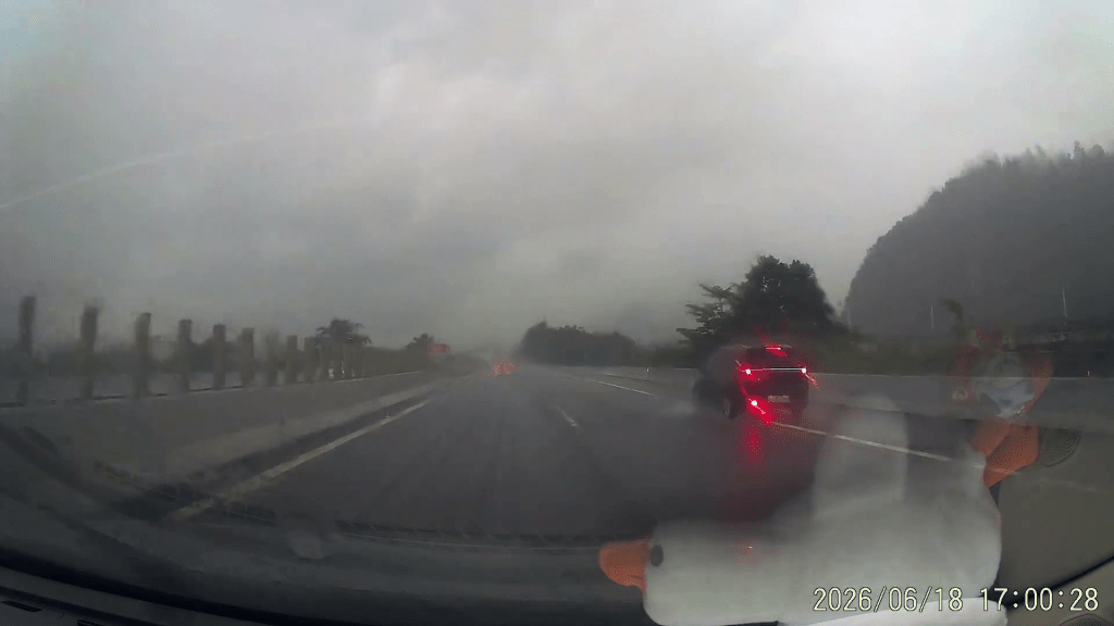 私家車疑遭雷擊後，瞬間死火停靠路旁。