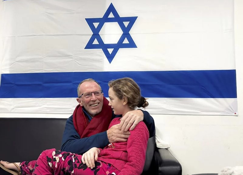 艾蜜莉與父親重逢結束50天的人質生涯。Israel Army