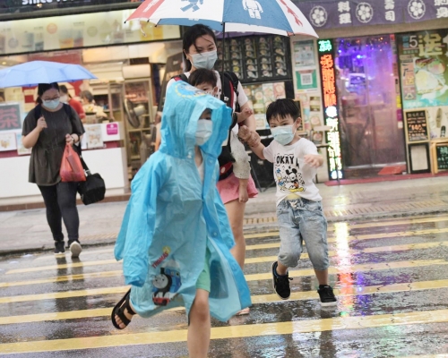 預測大致多雲,間中有狂風驟雨,雨勢有時頗大及有雷暴。