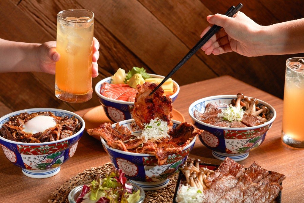 炙・宴日本炙燒丼飯專門店以宮崎豚肉、宮崎和牛及雞肉等食材，配上特製日式燒肉醬汁、以鐵板燒演繹焦香燒肉與米飯的完美組合。