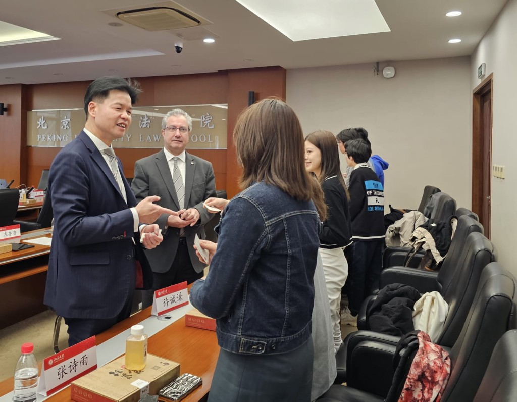 北京大学法学院学生以流利英语与律师会各理事交流意见。香港律师会Fb图片