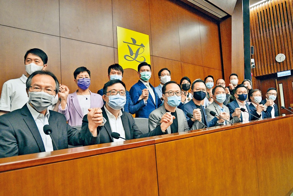 一旦人大通过框架，四名议员将被撤消议员资格，泛民要胁以「总辞」回应。