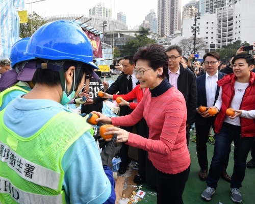 林鄭月娥到維園向清潔工送柑。新聞處