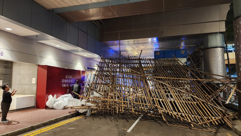 黃埔花園一幅棚架被途經貨車撞至倒塌。 黃埔花園一幅棚架被途經貨車撞至倒塌。