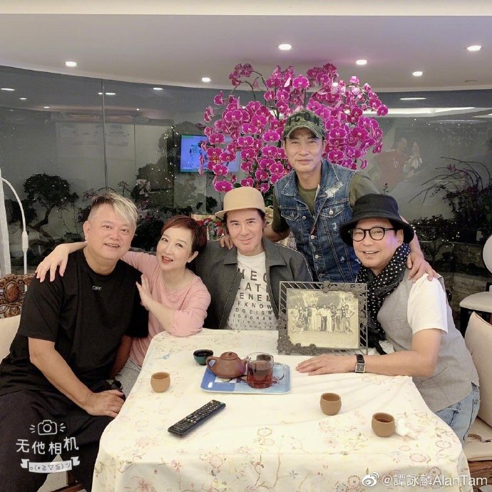 陳百祥與秀姑當年已演一對,與甘國亮、任達華和賈思樂是幾十年老朋友。