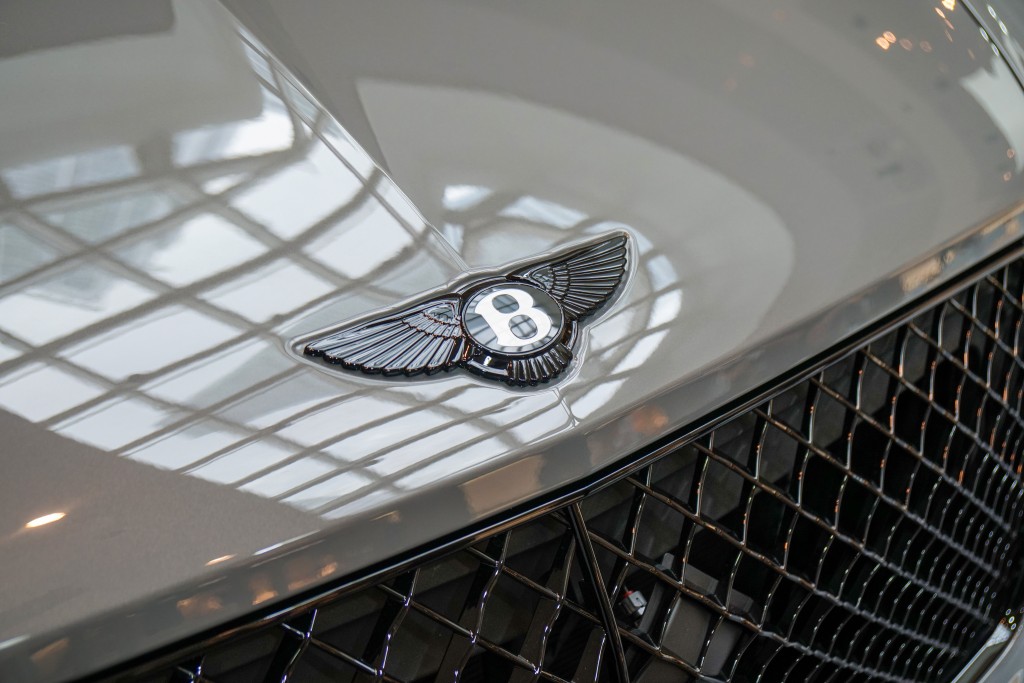 Bentley HK-DCH舉辦The Touch of Mulliner Exhibition:前後廠徽首次採用黑色設計。