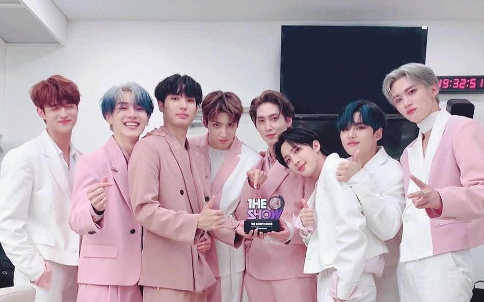 PENTAGON成员，左起：Yeo One、Kino、Yuto、禹奭、信源、Hui、洪硕、闫桉。