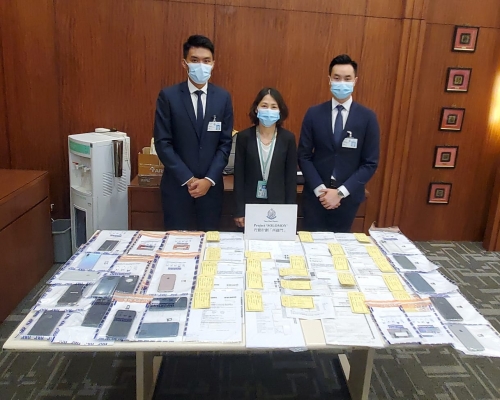 總督察(調查)黃秀玲(中)講述案情。林思明攝