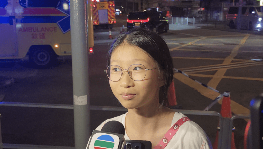住在建煌華廈4樓的陳氏小姊弟憶述,在大廈內嗅到「好大陣(煙)味」,並見到消防爆門。黎志偉攝 住在建煌華廈4樓的陳氏小姊弟憶述,在大廈內嗅到「好大陣(煙)味」,並見到消防爆門。黎志偉攝