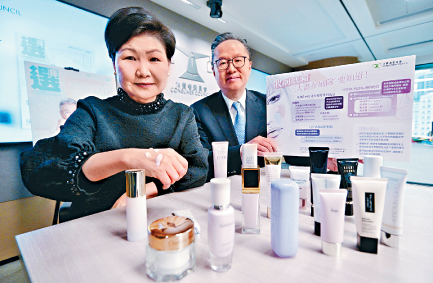 消委會建議，當選購及使用妝前底霜時，可先於在手腕內側試塗，留意會否引起皮膚痕癢或泛紅等不良反應，左為消委會總幹事黃鳳嫺，右為消委會公共事務及教育小組副主席陳建年。