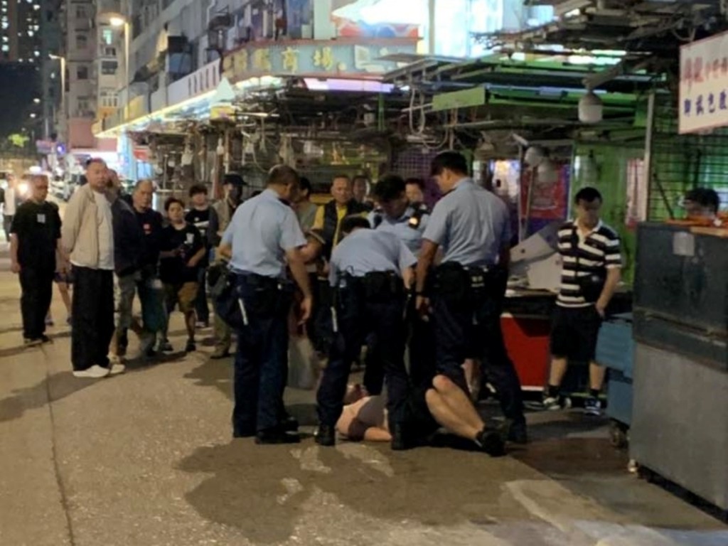 警員趕至制服疑犯。FB:Tsz Kin Yeung@香港交通及突發事故報料區 警員趕至制服疑犯。FB:Tsz Kin Yeung@香港交通及突發事故報料區