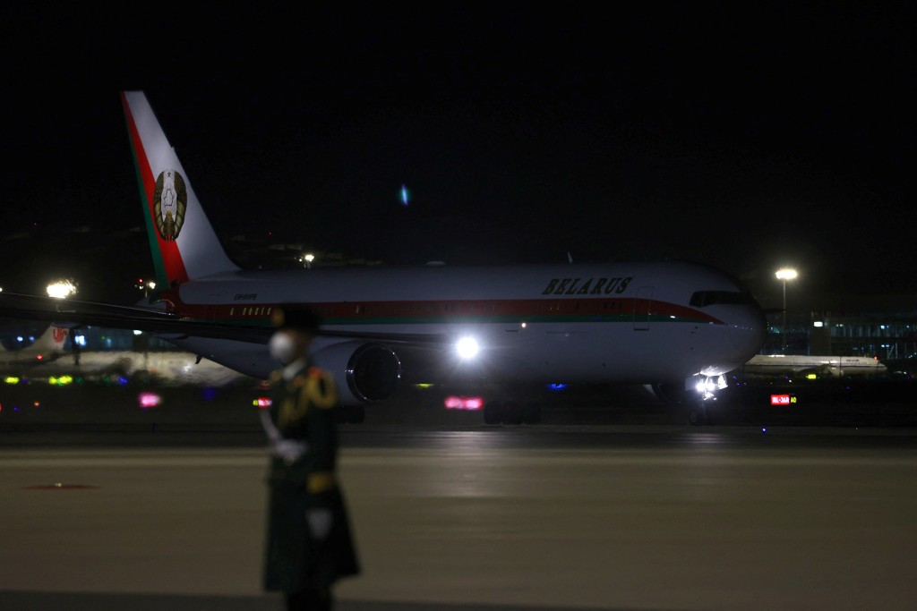 盧卡申科周二晚乘坐專機抵達北京。路透社