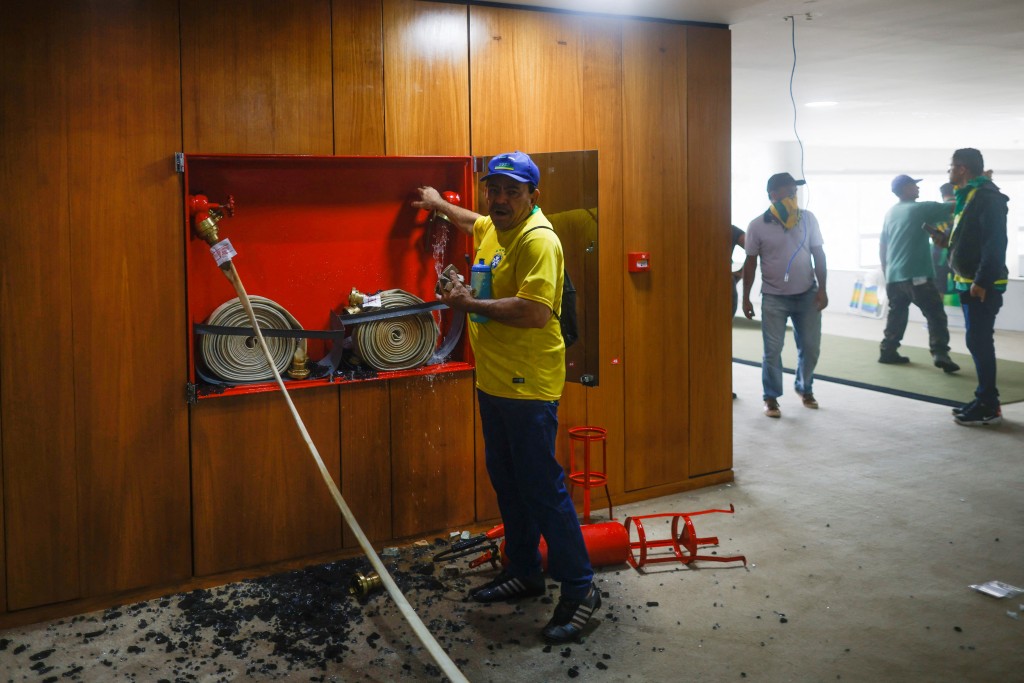 巴西示威者在总统府破坏消防设施，还到处射水。路透社