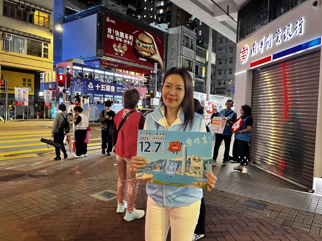 藝人宋芝齡在灣仔地鐵站出口呼籲選民投票。李健威攝 藝人宋芝齡在灣仔地鐵站出口呼籲選民投票。李健威攝