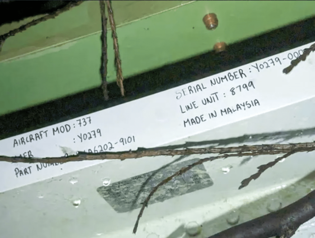 俄勒岡州公共廣播公司刊登了這張據信當日民居住戶拍下的照片，艙門上寫有「馬來西亞製造」的字樣。