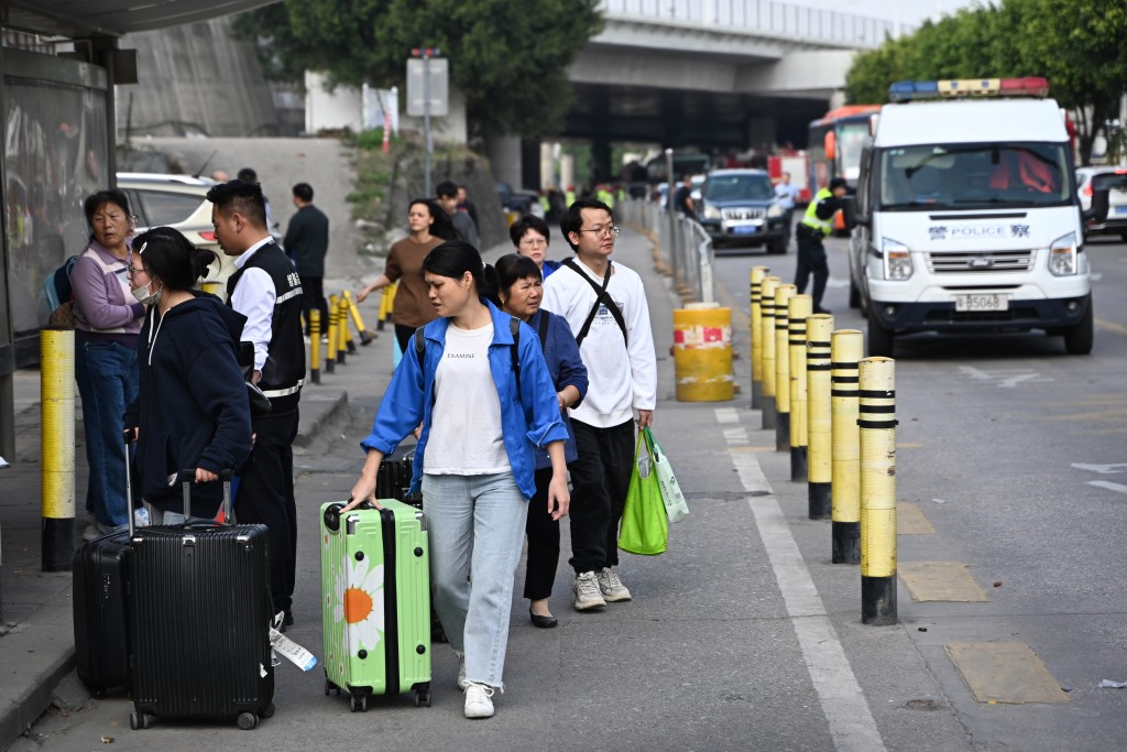 事故現場周邊居民要緊急疏散。中新社