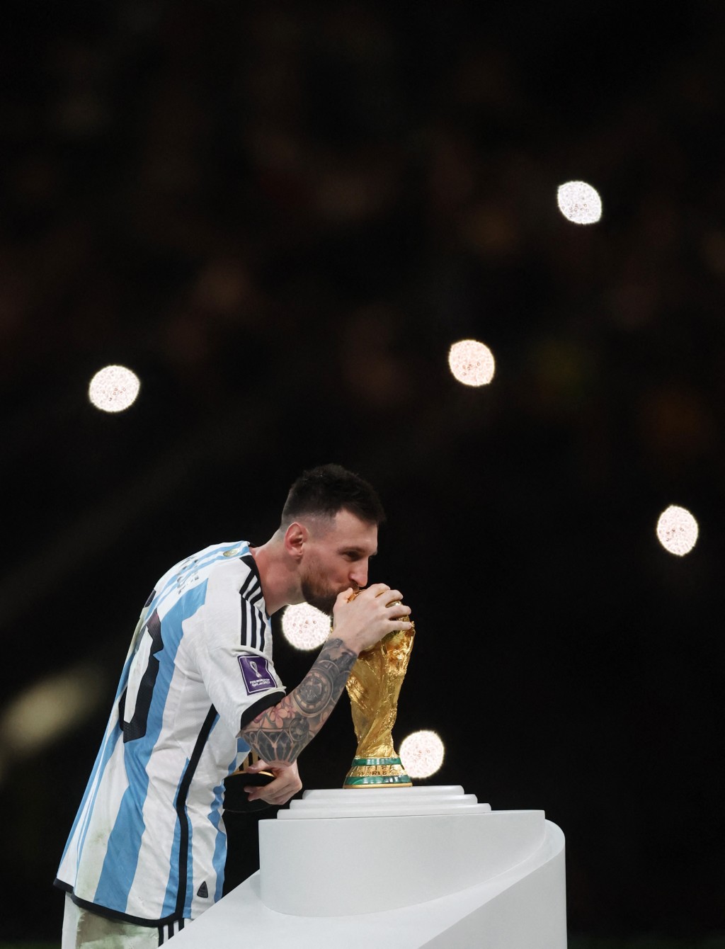 美斯帶領阿根廷捧世界盃後球衣升價不止十倍。REUTERS