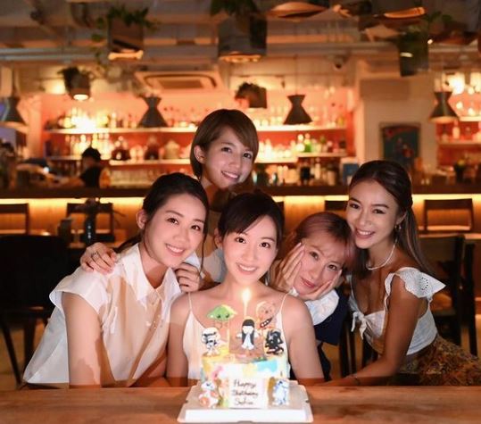 之前好姊妹蘇皓兒(後)已陪壽星女食飯慶祝。
