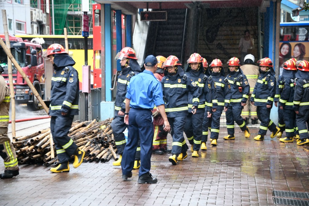 廣東省消防救援總隊透過是次火警實地觀摩香港消防人員的滅火工作及了解香港樓宇消防設施。楊偉亨攝 廣東省消防救援總隊透過是次火警實地觀摩香港消防人員的滅火工作及了解香港樓宇消防設施。楊偉亨攝