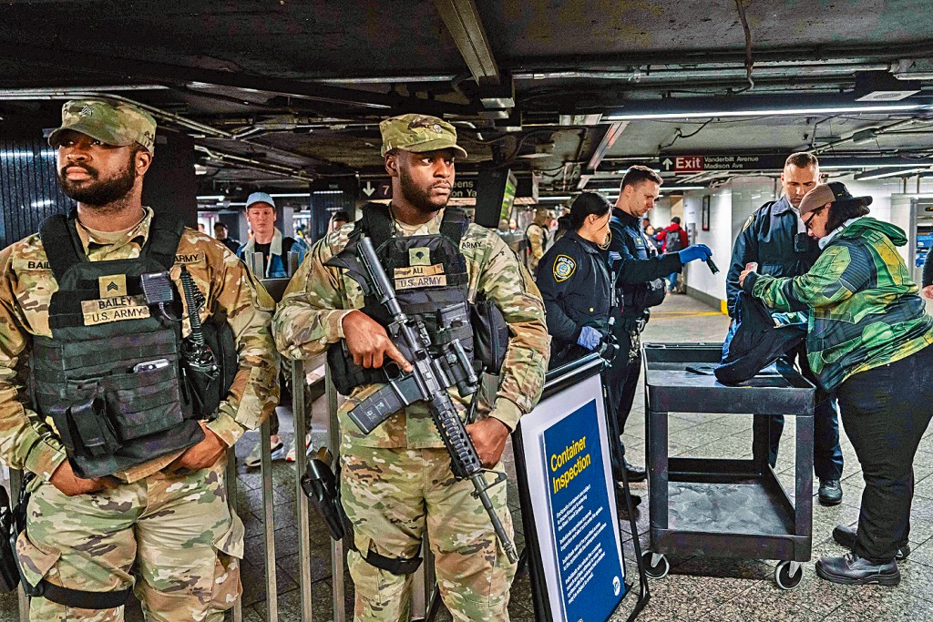 國民警衛隊員及警察周三在紐約市中央車站巡邏，並檢查乘客隨身物品。