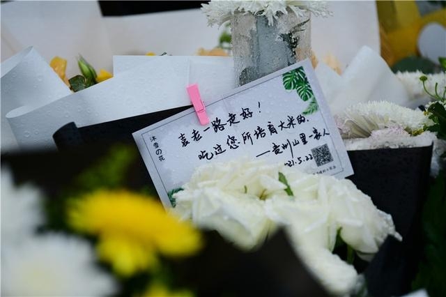 全國各地市民找外賣員快遞獻上鮮花。