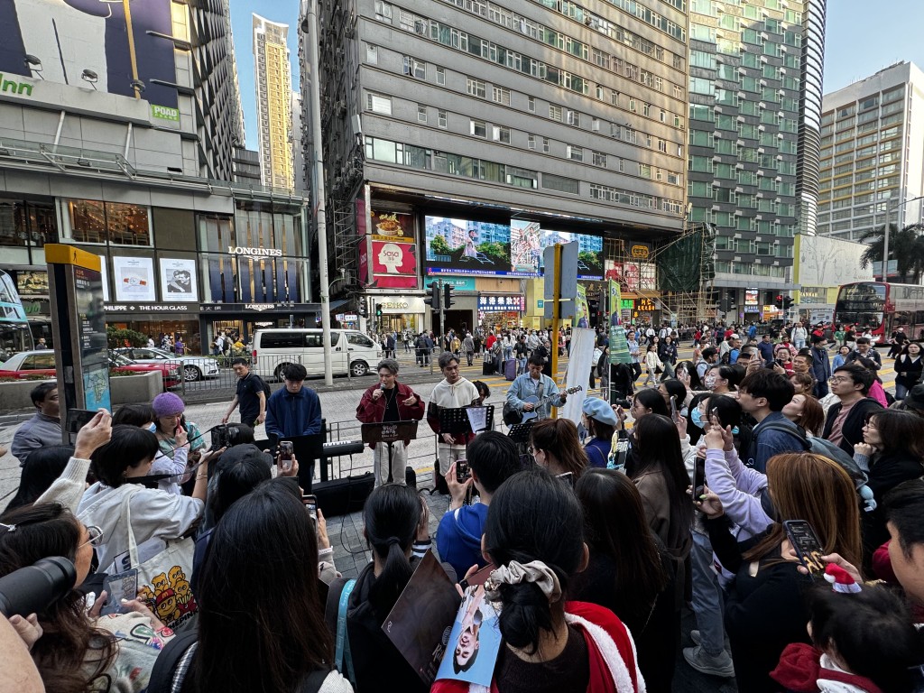 在LED wall前Busking吸引大量途人圍觀。