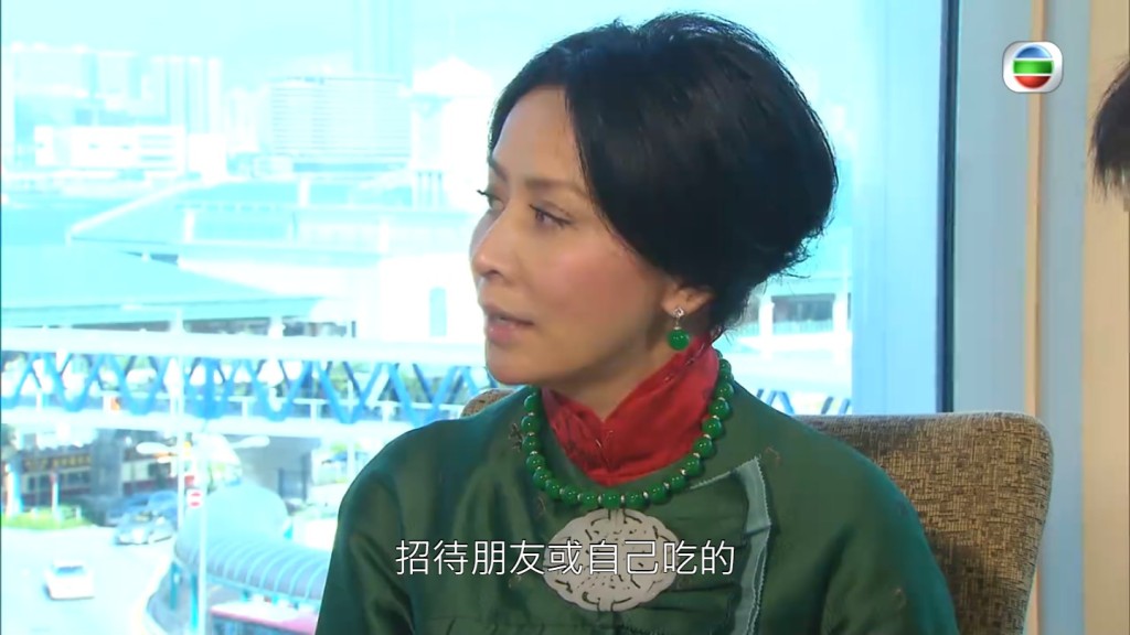 主持兼前TVB高层冯美基在旁称：「你哋3个当时几老友㗎我记得！」曾华倩则尴尬回应：「系呀……嗰阵时系几老友㗎……哈哈！」
